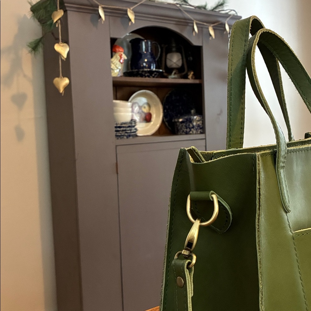 Portland Leather Lola zip tote in pine - Picture 4 of 13